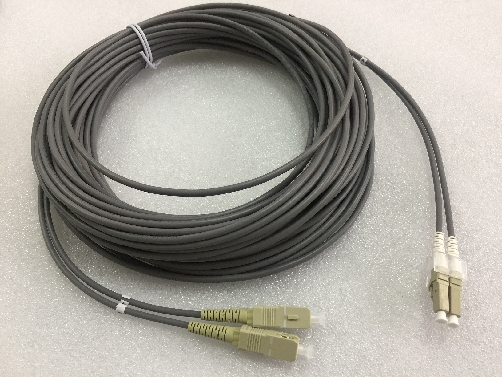 Cable de conexión de fibra óptica blindado interior LC-SC 3,0mm G657A1 dúplex Raiser OFNR GRY 5m