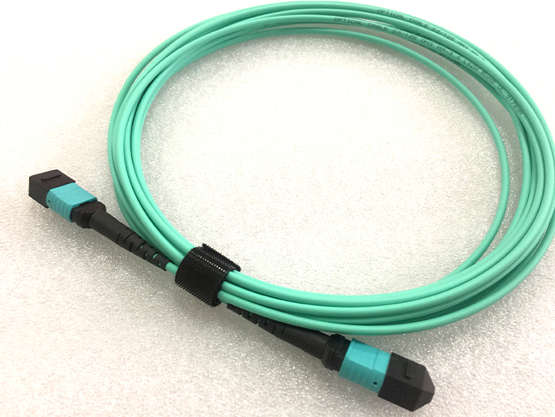 Excelente Cable de parche de fibra de MPO-MPO de 12 núcleos para instalación del Centro de Datos OM3 OM4 LSZH 2m