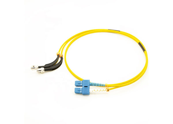 Alta densidad 90 grados bota doblada ST/UPC-SC/UPC fibra óptica Patchcord dúplex SM amarillo