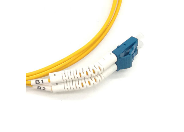 Cables de puente de arranque de ángulo flexible LC/UPC-LCAPC fibra óptica Patchcord dúplex SM amarillo