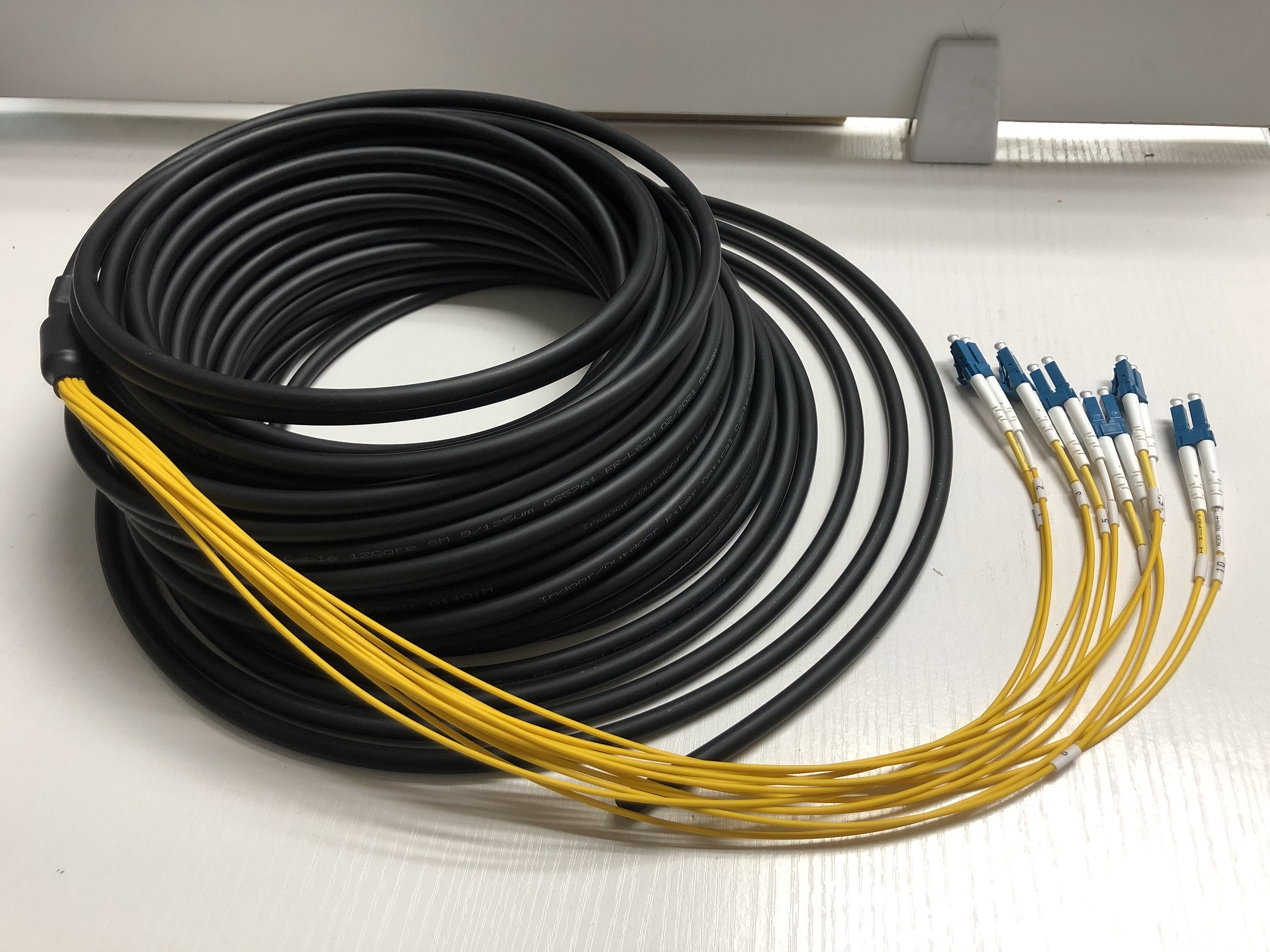 Cable de conexión de fibra óptica para interior/exterior no blindado 12 núcleos LC/UPC-LC/UPC G657A1 LSZH-FR negro