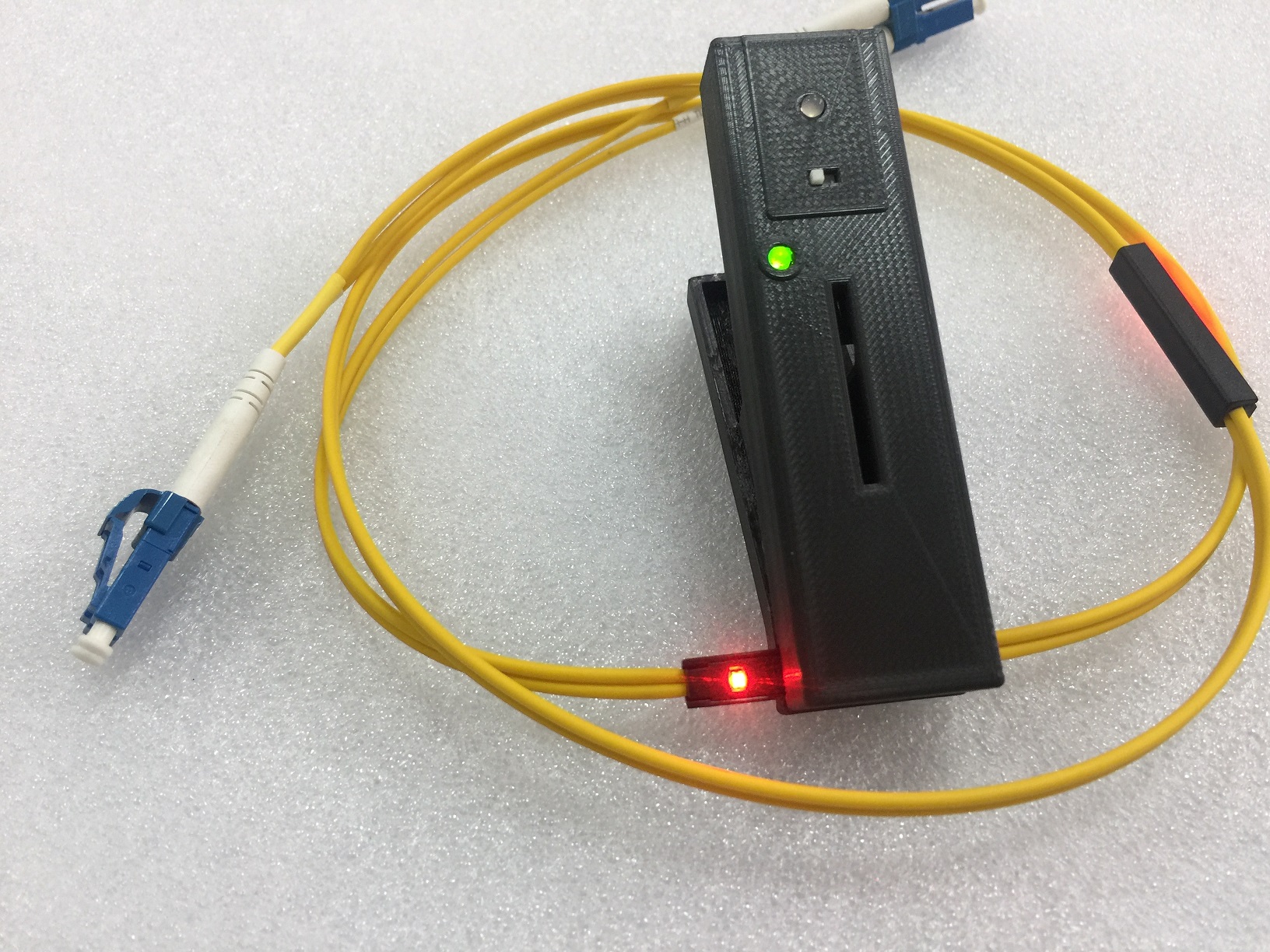 Cable de conexión de fibra óptica trazable LC/UPC-LC/UPC Cables de puente dúplex G657A1 LSZH amarillo