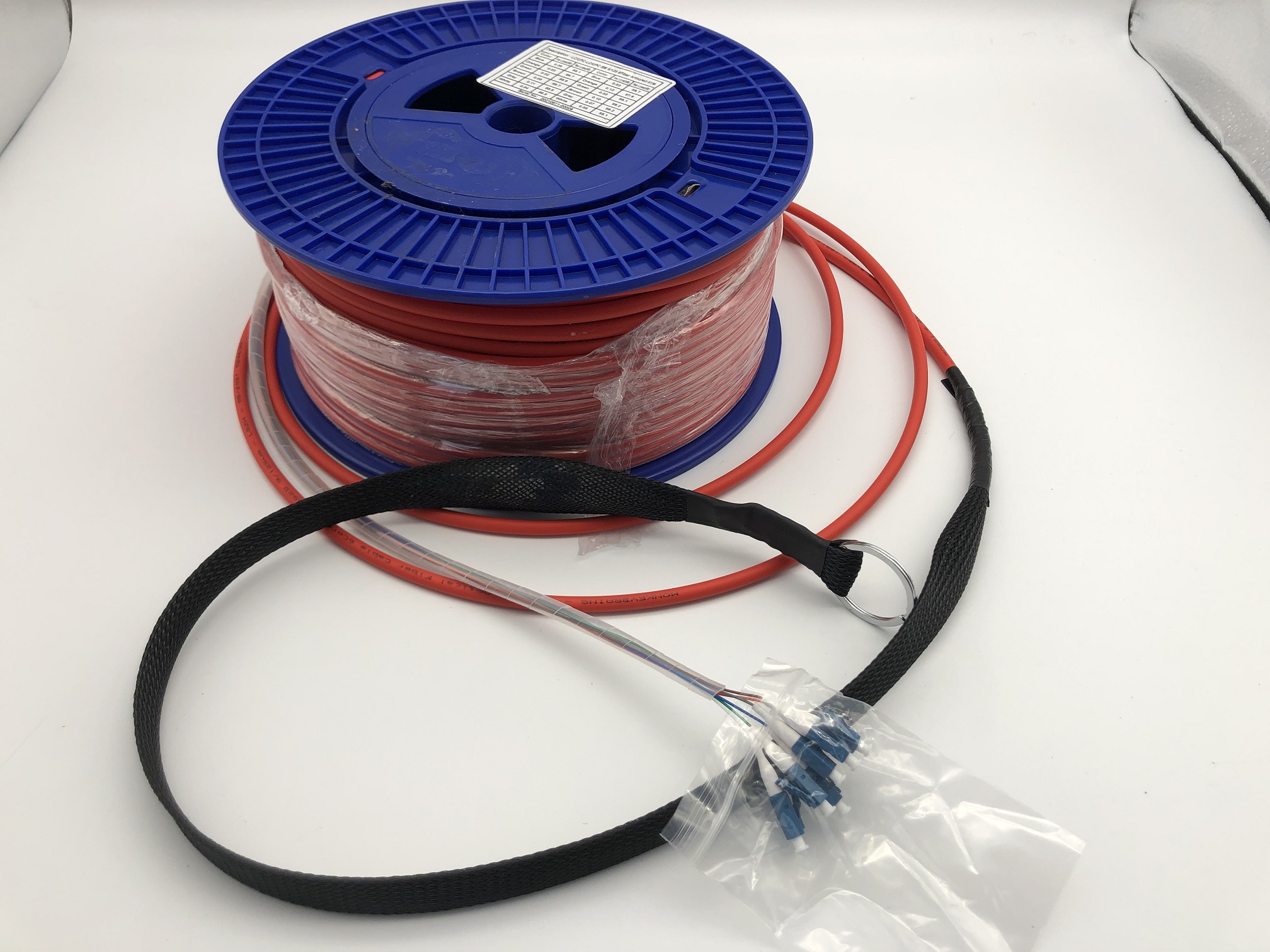 Cable de fibra óptica blindado a granel, puente de 6 núcleos LC/UPC-LC/UPC, montaje de ojos LSZH rojo