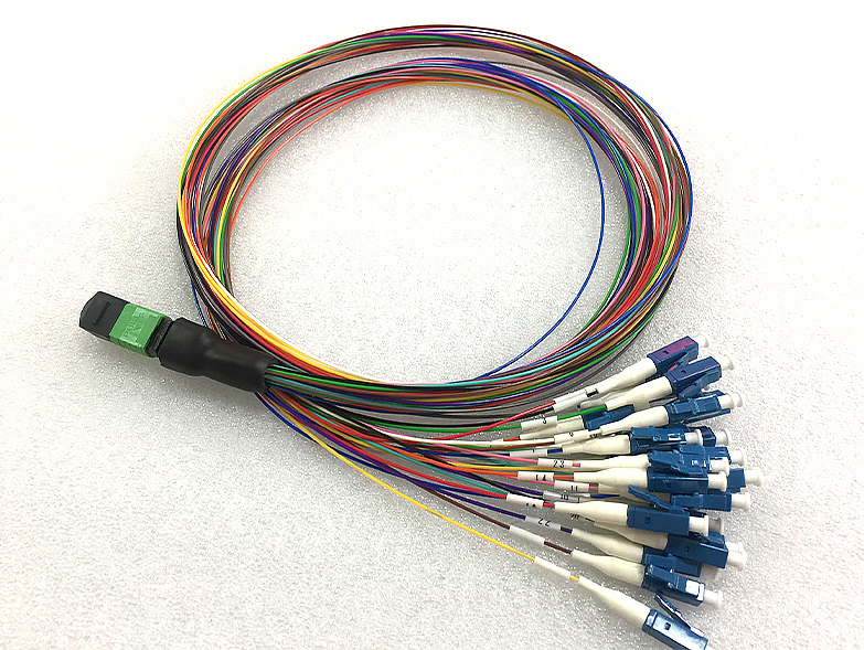 ¡Lo más vendido! Cable de parche de 24 núcleos MPO APC a LC UC ventilador puente de 0,9mm de fibra de Corning G657A1 LSZH